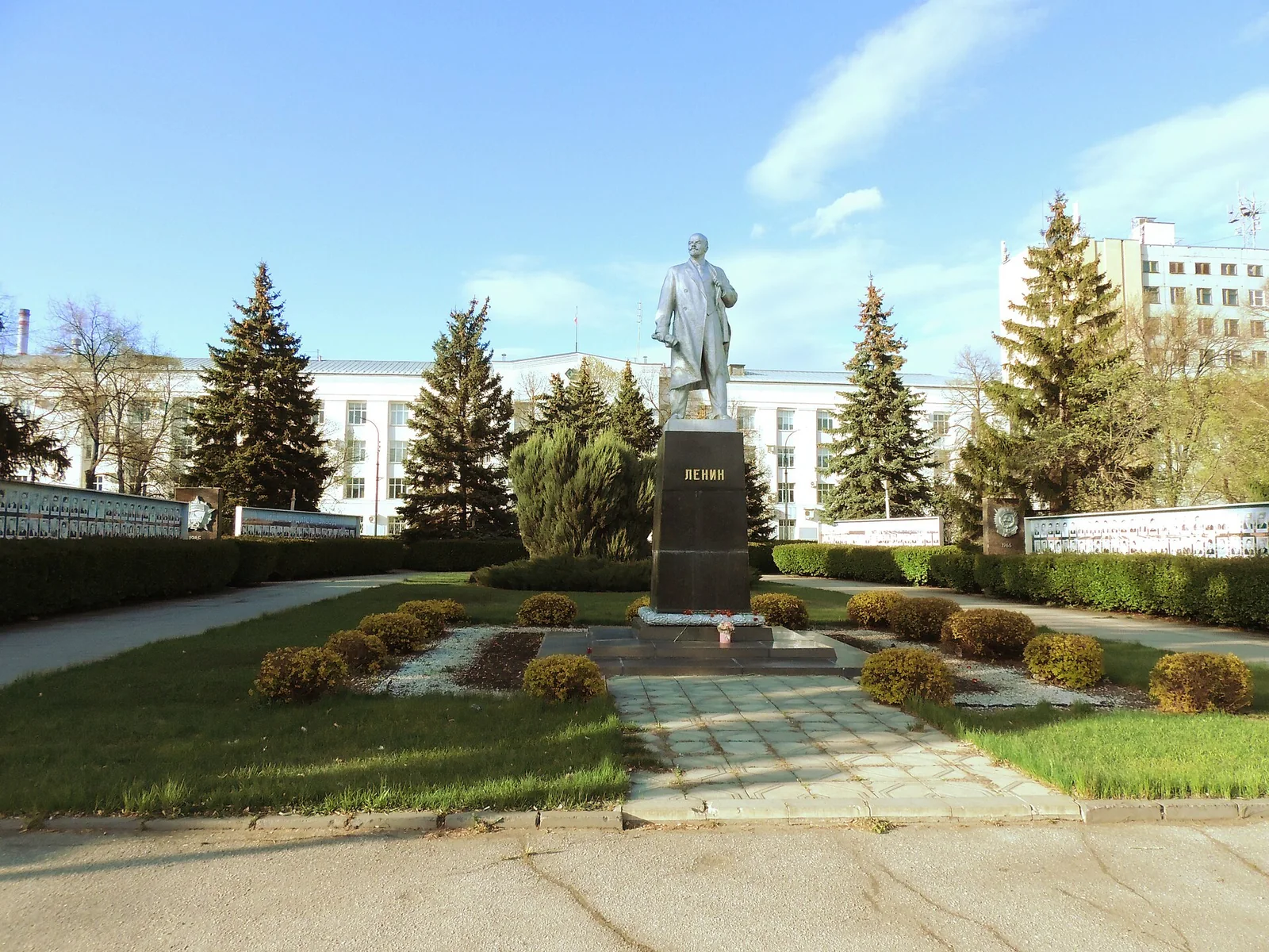 Фото: Памятник В. И. Ленину в сквере Металлургов